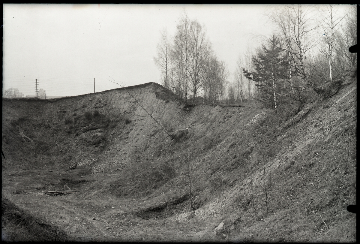 Gravfältsområdet, omedelbart norr om Ströbohög, före renoveringen 1937, i Köping.