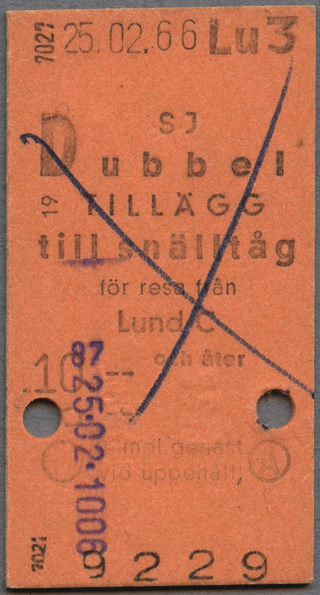 Orange biljett av Edmonsonskt format. SJ dubbelt tillägg till snälltåg för resa från Lund C och åter. Biljetten är stämplad med datum, överkryssad med blå bläckpenna och klippt.