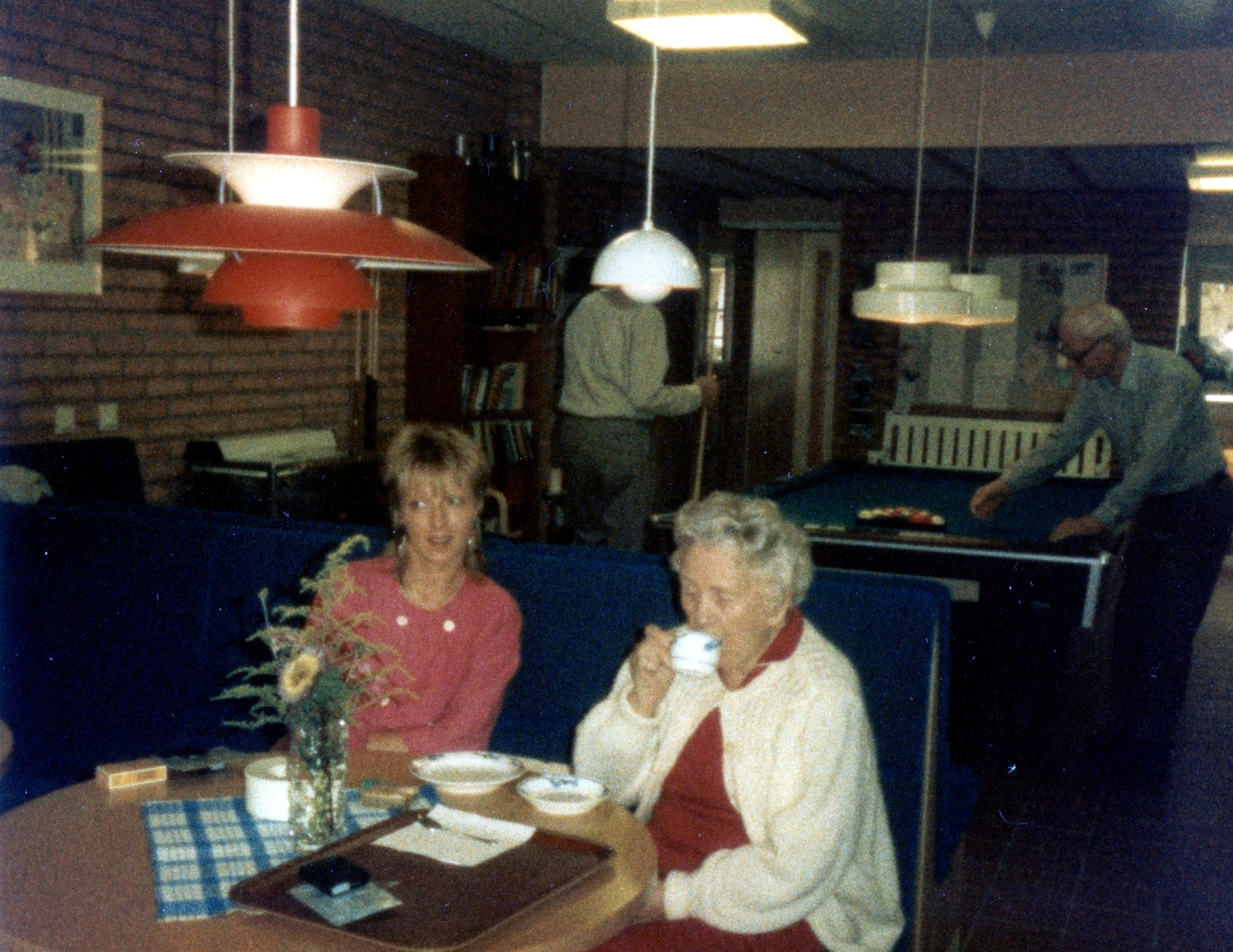 Brattåsgårdens café, okänt årtal. Vårdbiträde Susanne Olsen och Hulda Olsson (1903 - 2000), född Karlsson i Vommedal Östergård "Skräddarns".