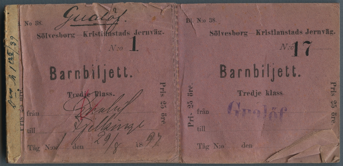 Biljettblock för barnbiljetter på Sölvesborg-Kristianstads järnväg. Blocket består av numrerade lila biljetter med en perforering i mitten. Ena delen är avriven. Längs kortsidorna står det "Pris 25 öre." Den första oanvända biljetten är nummer 17. Biljett nummer 1 utfärdades från Gualöf till Fjälkinge för tåg nummer 1 den 29/8 1897 och är märkt "Gualöf" längst upp. Mitt på biljetten finns en röd bock. Biljett nummer 17 är stämplad "Gualöf".