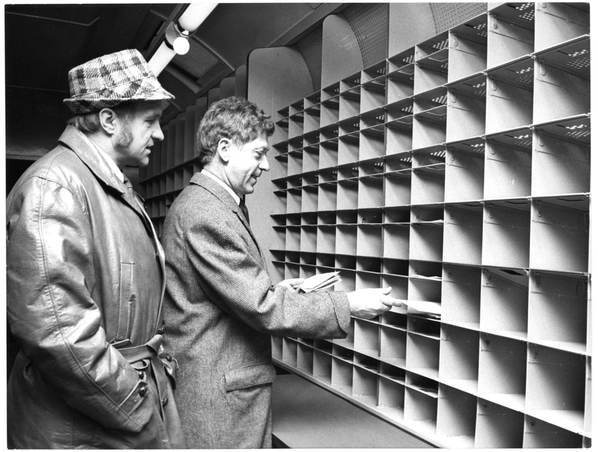 Lennart Falke på driftbyrån, till höger, visar de nya postkupéerna, 1975.