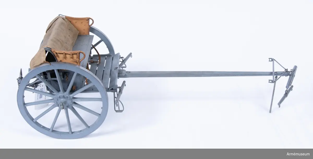 Grupp F I.
Skala 1/8.
Tillverkad enligt Arméförvaltningens artilleridepartement, skr 4/2 1891.
Med tistelstång, tistelbåge, förvåg, två svänglar och en tistelstytsa.
