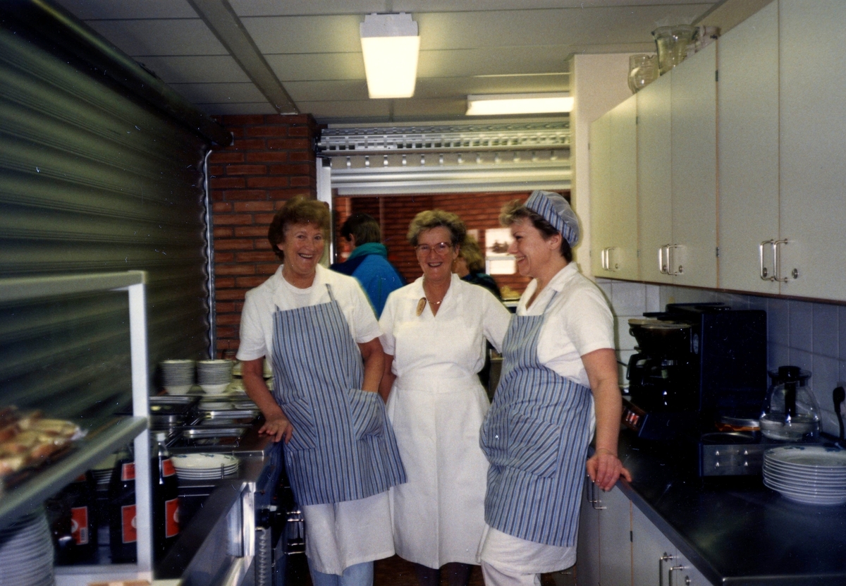 Brattåsgårdens kökspersonal (Streteredsvägen 5) cirka 1990. Från vänster: kokerska Britta Nyby, Maj-Britt Reimertz samt Edit Jonsson.