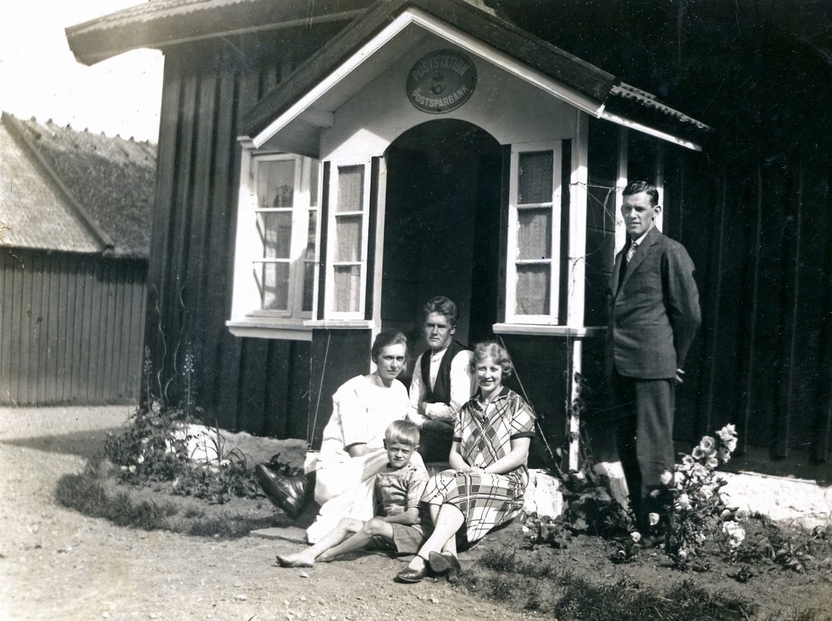 Postanstalten i Fotskäl efter flytt 1928.

Kvinnan till vänster är Signe Eriksson poststationsföreståndarinna i Fotskäl.
Pojken är son till Signe Eriksson och heter Gunnar Eriksson. Han blev lantbrevbärare i Fotskäl som vuxen.