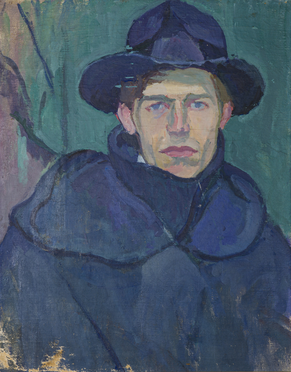 Portrett av billedhuggeren Anders Jönsson med hatt og frakk. Bekledning i blått og bakgrunn i grønt og brunt. 