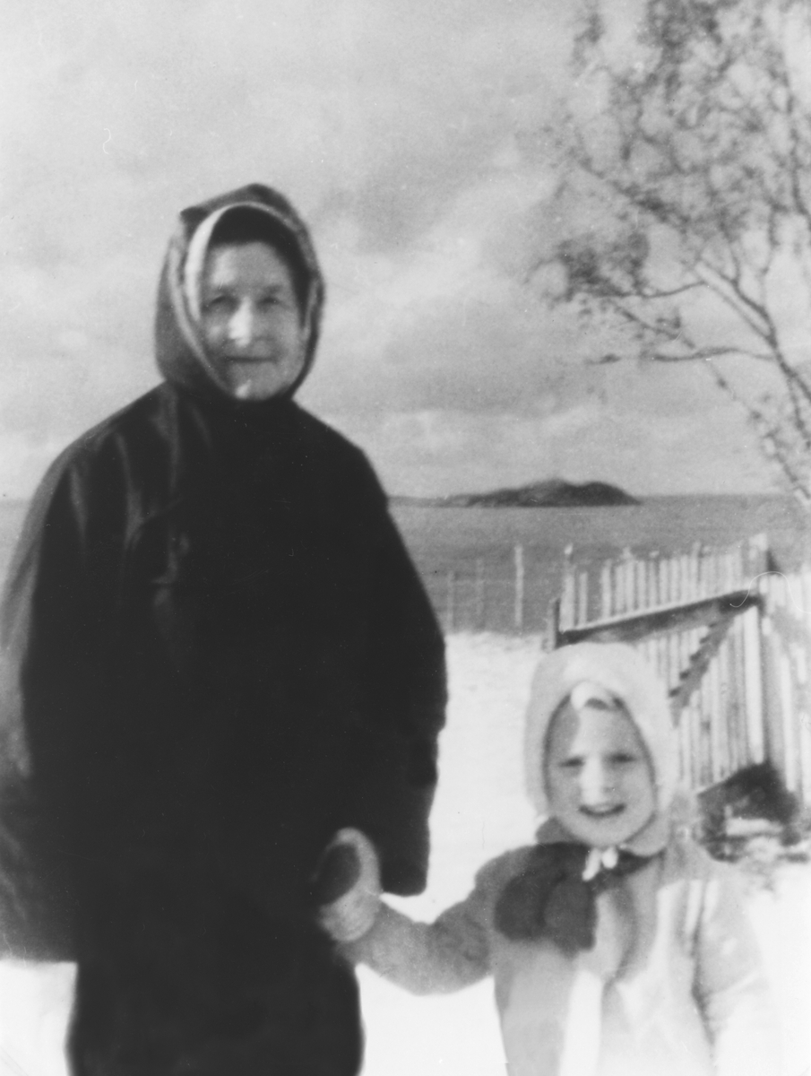 Bøvær 1967.
Alma Magnussen, f.1898 i Vang og barnebarnet Asbjørn Fredriksen, f.1954.
