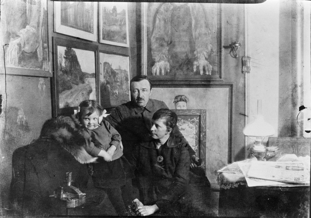 Kunstneren Robert Wik med familie, rundt 1919-20.