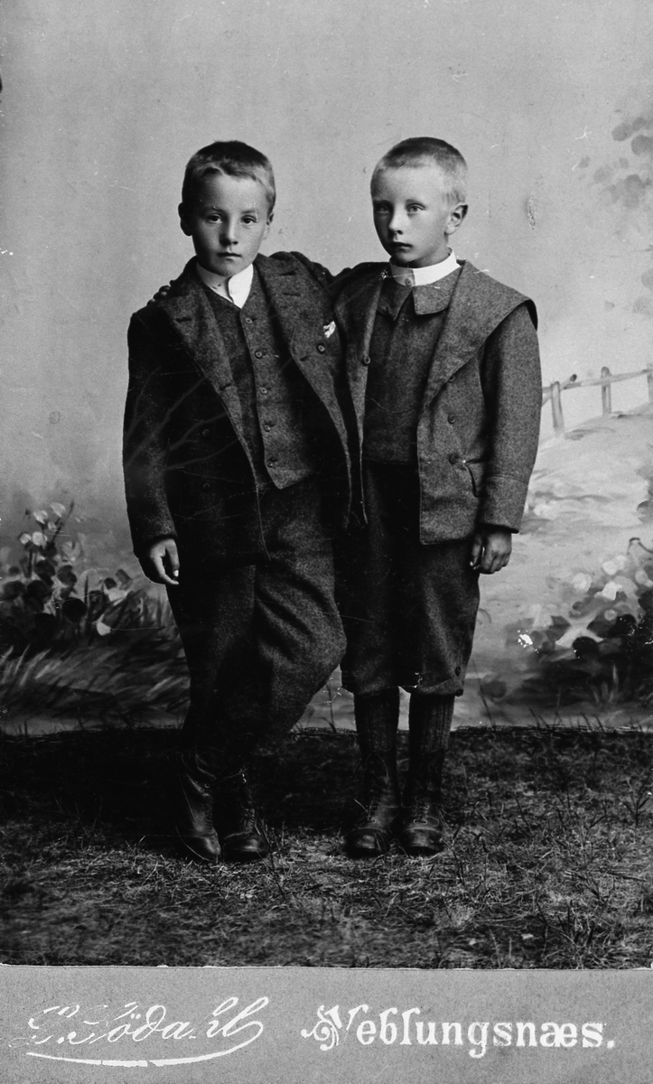 Portrett av to unge gutter