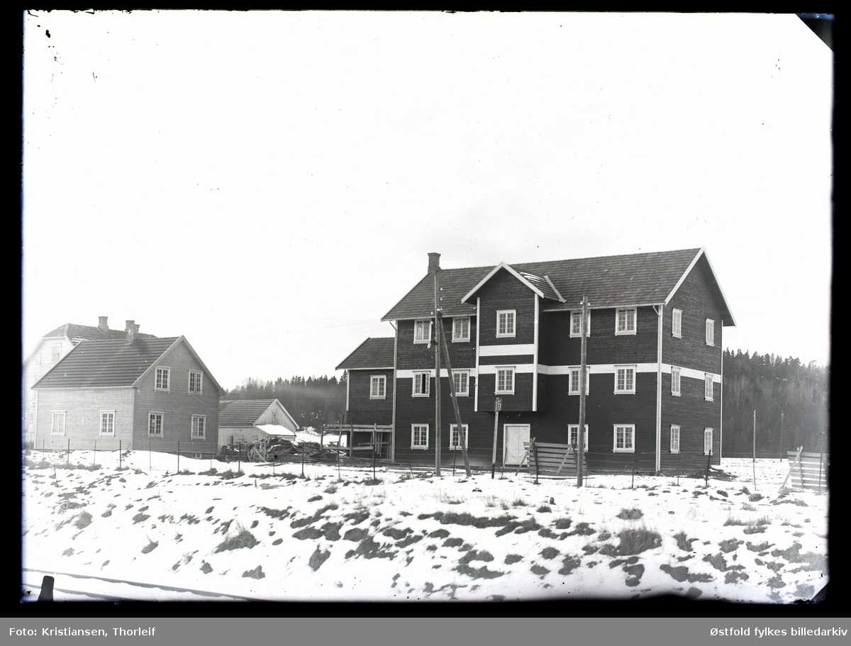 Gamle Spydeberg mølle og eiendommen Krosby til venstre og jernbanen i front. Trolig oppført, og i alle fall opprettet i 1927 av Magnus Sollie. 
Ble bygget om og modernisert på 1950-tallet og fikk silo i 1968/69. Felleskjøpet overtok i 1974 og er fortsatt eiere. I 1977 kjøpte Felleskjøpet eiendommen Krosby og i 1991 rev de bygningene og satte opp dagens bygning. Mølla er modernisert og bygget om flere ganger. 
På dette bildet gikk Stegenveien mellom mølla og jernbanen. I dag går veien på baksiden av mølla.
