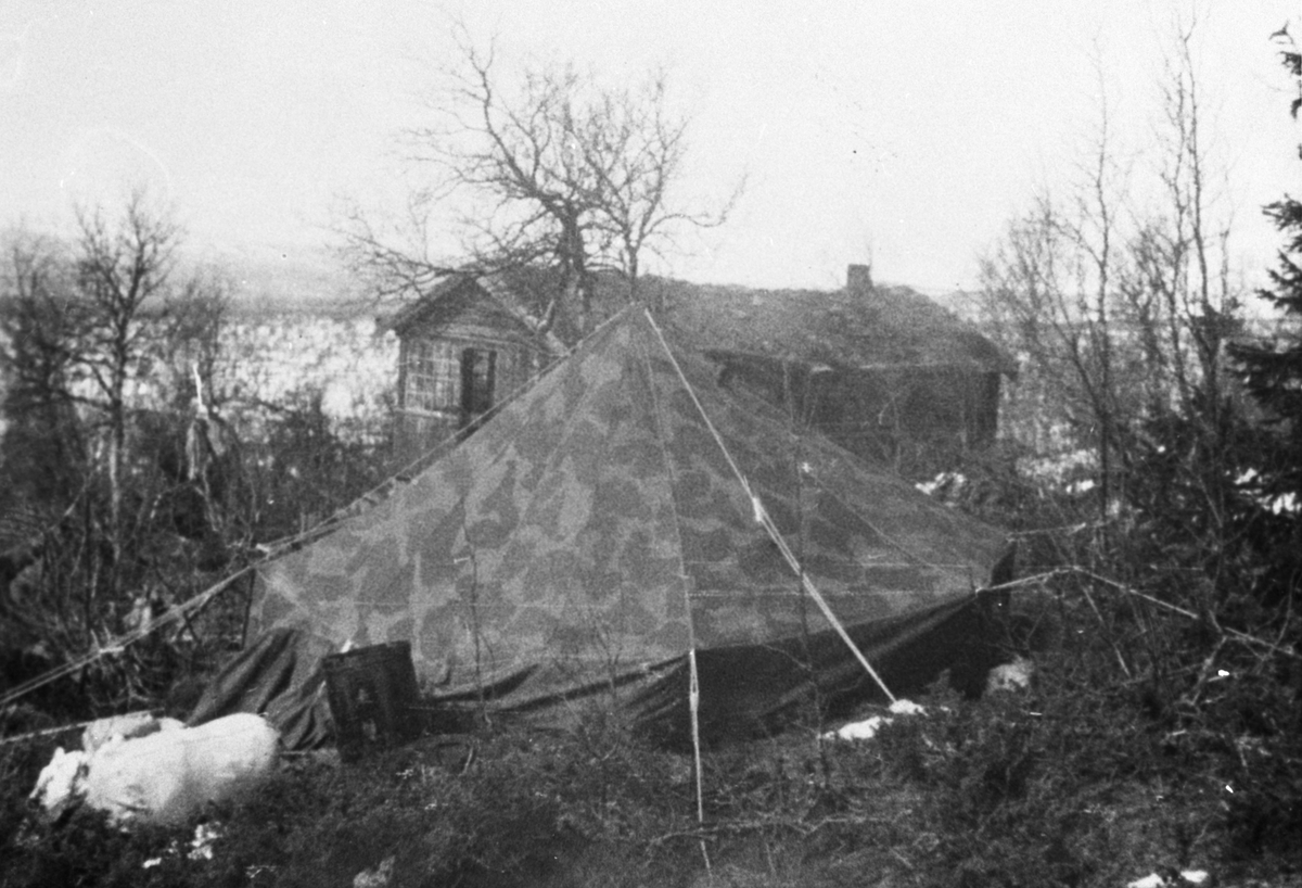 Telt satt opp ved Ruudshytta for ekstra soveplass (Se også MINØ.038028)