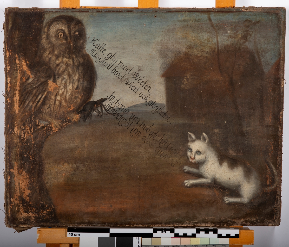 Maleri en ugle i et tre på venstre side, med innskripsjon diagonalt i motivet og en katt nede til høyre. Hus og horisont i bakgrunnen.
