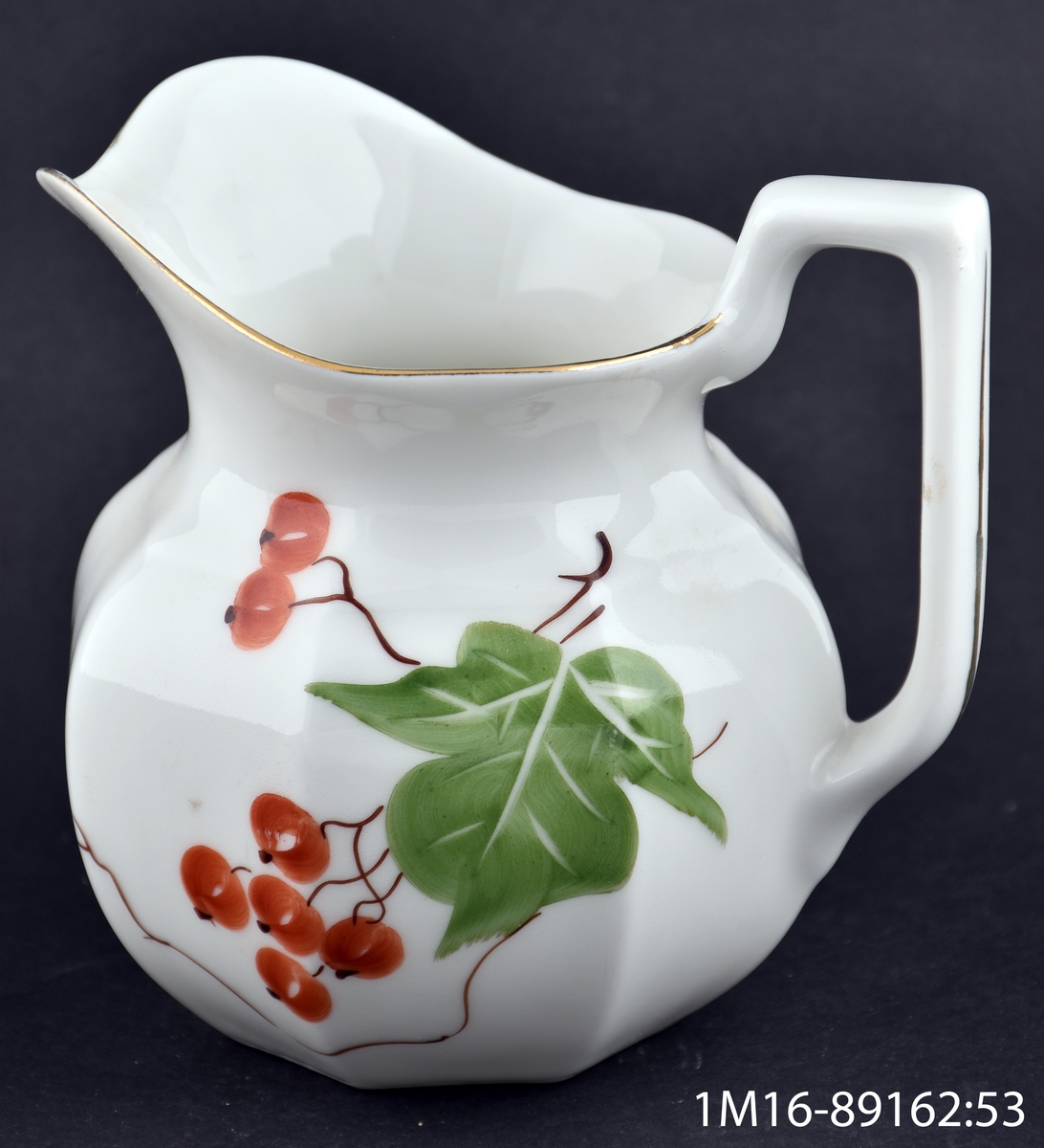 Tillbringare av porslin med handmålad dekor föreställande röda vinbär och blad.