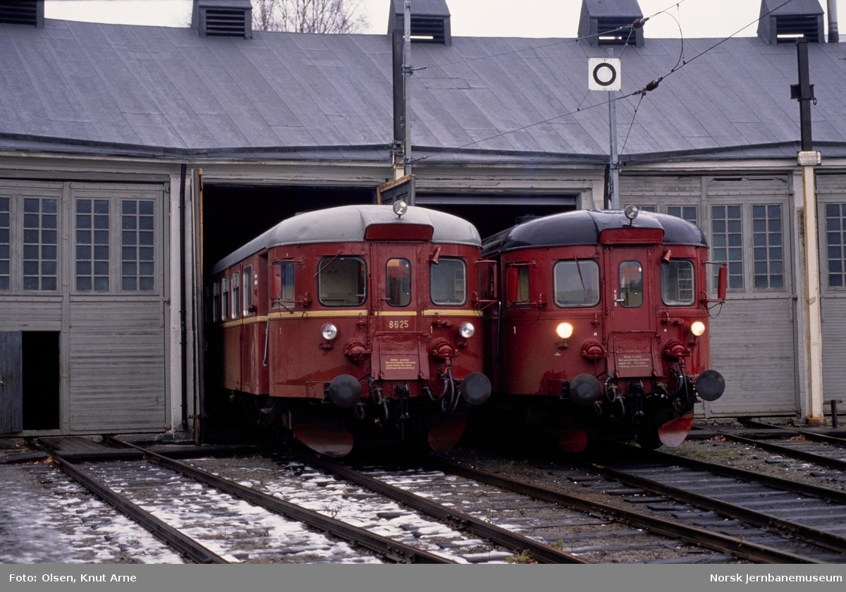 Dieselmotorvogn BM 86 25 (til venstre) og BM 86 27 utenfor lokomotivstallen på Kongsberg stasjon