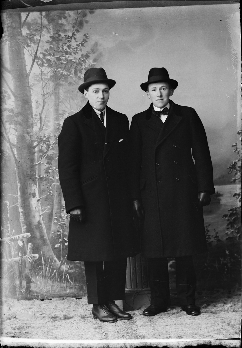 Ateljéporträtt - två män klädda i ytterkläder från Östhammar, Uppland 1921