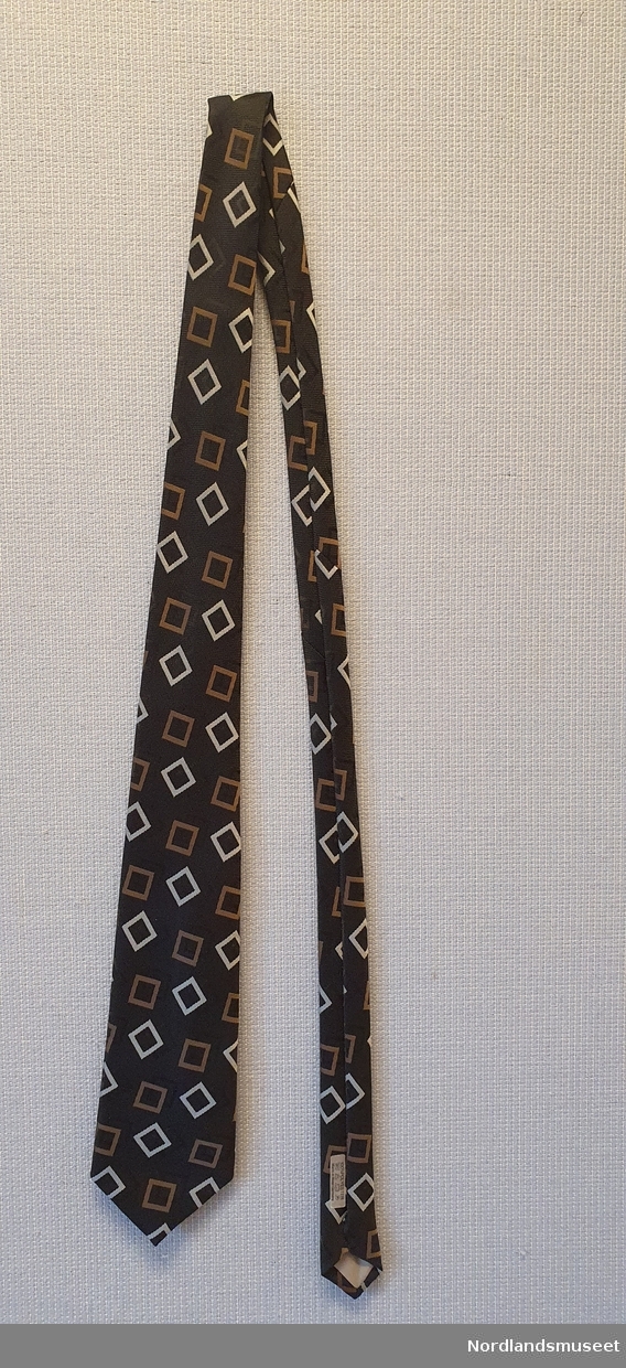 Mørk brunt slips med mønster av kvadrater i brun- og grånyanser.