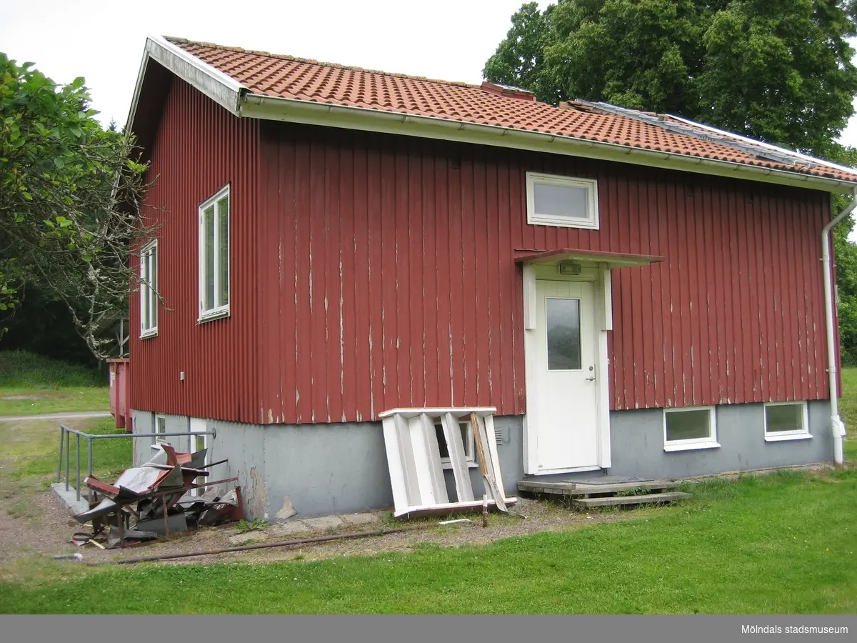 Röda villan, en byggnad tillhörande SiS ungdomshem Fagared i Lindome. Fastighetsbeteckning är Fagered 3:1. Fotografi taget den 29 juni 2012. Byggnadsdokumentation inför rivning.
