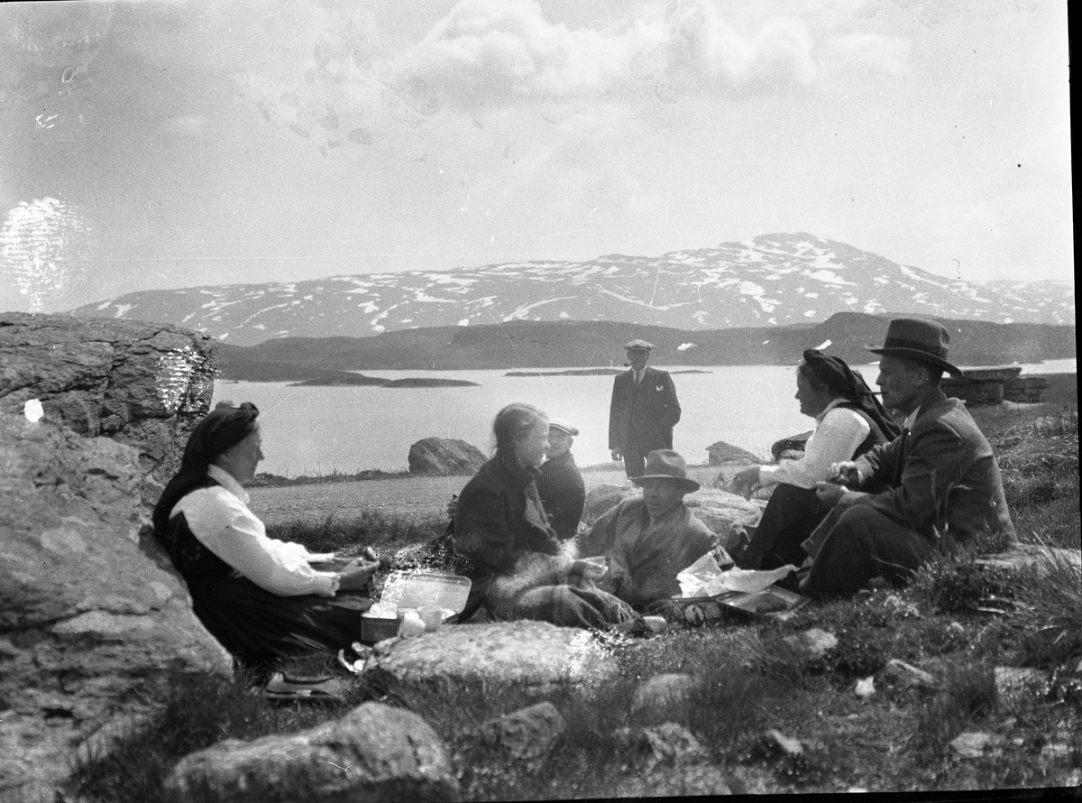 Fotosamling etter Bendik Ketilson Taraldlien (1863-1951) Fyresdal. Gårdbruker, fotograf og skogbruksmann. Fotosamlingen etter fotograf Taraldlien dokumenterer områdene Fyresdal og omegn. 
Gruppeportrett, spisepause på fjellet.