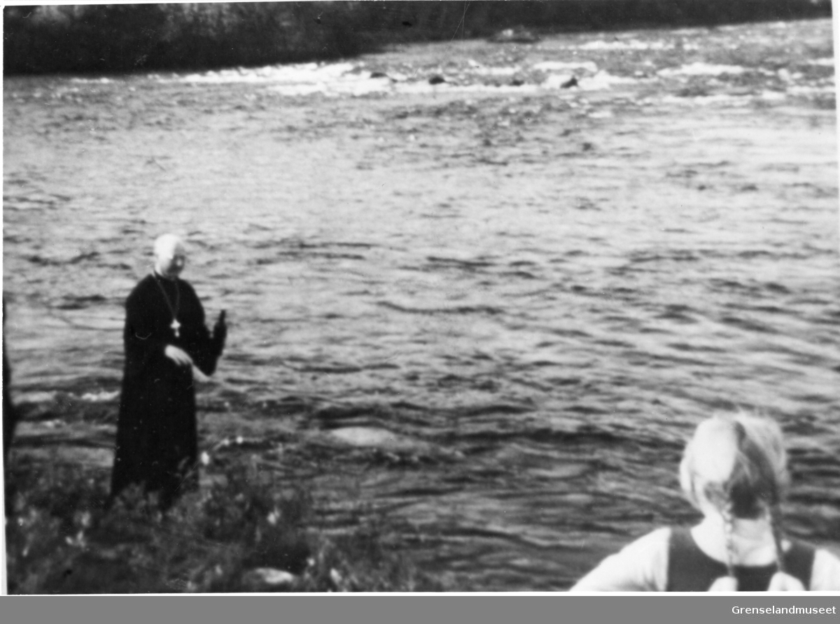 Neiden. 
Den Gresk-Katolske presten henter vigselsvann i Skoltefossen. Etter 1956.