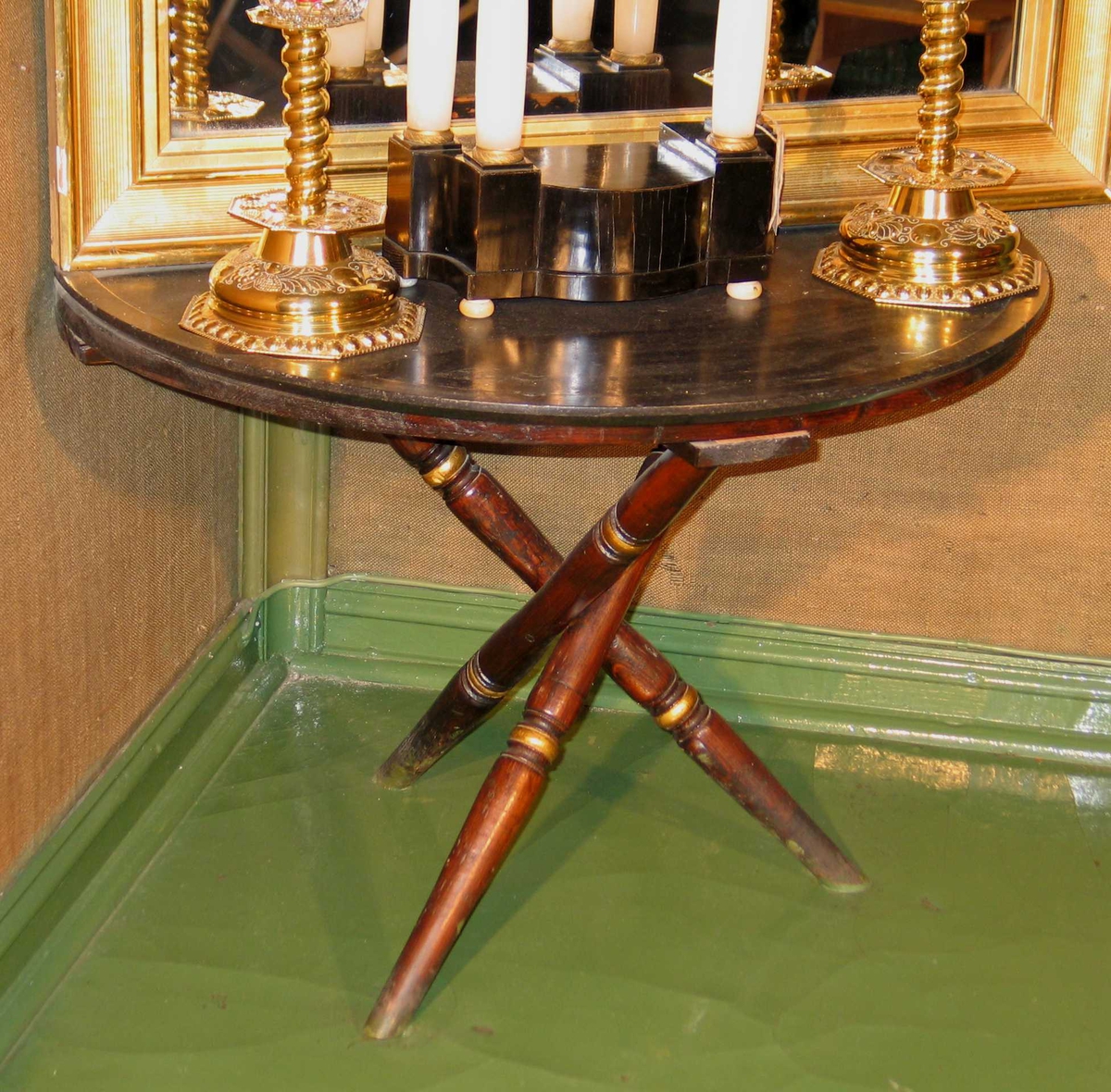 Bord med halvsirkelformet marmorplate på tre kryssede bein. Dreid ringprofil på benene som er brunbeiset og forgylt.