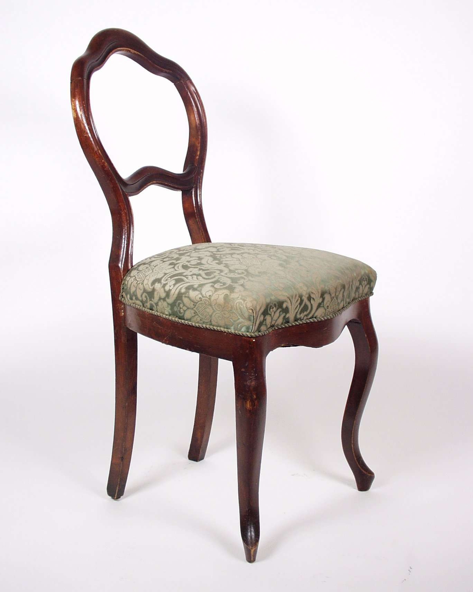 Stolene er i brunbeiset bjørk med mønstret grønt damask-trekk.