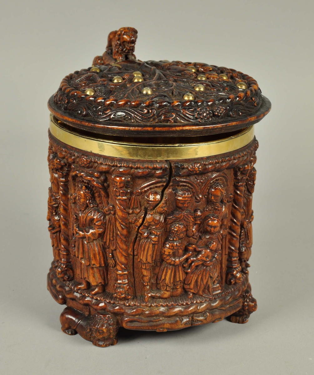 Ølkanne av valbjørk, innvendig foret med forgylt sølv i korpus og lokk. Kannen er skåret ut med scener i dypt relieff, nærmest rundskulptur på sidene, og med flatere relieff og enklere skurd på lokket. 
På lokket er det en framstilling av Syndefallet, med Adam og Eva stående under kunnskapens tre der de strekker seg etter epler, mens slangen snor seg om treets stamme og andre dyr og fugler står rundt omkring. Adam og Eva er nakne, men holder en gren foran skjødet, som om de allerede har spist av eplet. Rundt omkring i dette feltet er det satt inn forgylte nagler. Billedfeltet er omrammet av en tausnoingsbord og utenfor denne en blomsterranke.
Lokket har også en lokknapp som jekk mot håndtaket, formet som en løve. Håndtaket er formet som en slange i underkant, og som en slange med menneskehode på oversiden, eventuelt kan dette tolkes som en havfrue, siden halen ender i en spord.
Kannen har utskårne motiver rundt hele korpus, delt inn i felter med tausnoingsornamenter øverst og nederst og med snodde søyler mellom scenene. Søylene har base og kapitel formet som løvehoder. Det er tre bein formet som liggende kronede løver, og i feltene mellom er det to krokodiller vendt mot hverandre. 
Under håndtaket er det skåret en scene med en mann og en kvinne som står under en baldakin. Kvinnen holder en blomst i den ene hånden, mens mannen holder hennes andre hånd, altså et trolovelse- eller bryllupsbilde. 
Neste scene er Moses, med strålene ut fra pannen, som slår vann av klippen, mens andre mennesker står omkring, neon samler vann i forskjellige kar og bærer bort og en ung mann har lagt seg ned og drikker fra vannstrømmen.
Neste scene viser Moses stående med lovens tavler. Han har stråler fra pannen, og er plassert i en nisje.
Neste scene er Kongenes tilbedelse, der Maria sitter med Jesubarnet på fanget, mens Josef står bakenfor og lener seg på tømmermannsøksen. Foran dem er de hellige tre konger som bærer gaver til barnet, to står og en kneler.
Neste scene er Aron, Moses bror, som var den første yppersteprest. Han er kledd i yppersteprestens drakt slik den er beskrevet i Bibelen med bjeller og granatepler, mens han holder et røkelseskar. han er som Moses plassert i en nisje.
Siste scene er Isaks frierferd, der Abrahams tjener er sendt ut for å finne en kone til Isak. Rebekka har hentet vann fra brønnen, som er framstilt bak i scenen som en fontene der vann strømmer ut gjennom fire løvehoder. Tjeneren får drikke av hennes urne, mens en annen pike sitter med et kar og en tjener står og passer flere kameler i bakgrunnen.
Under kannen er det en skrue og mutter som fester sølvforingen til trekannen. En innskrift er grovt skåret inn, men er vanskelig tydbar, men synes å være tre bokstaver, hvorav de første synes å være O ug T eller I. Lokket er foret, og med en gravert innskrift på innsiden, sammen med kongemonogrammet C7.