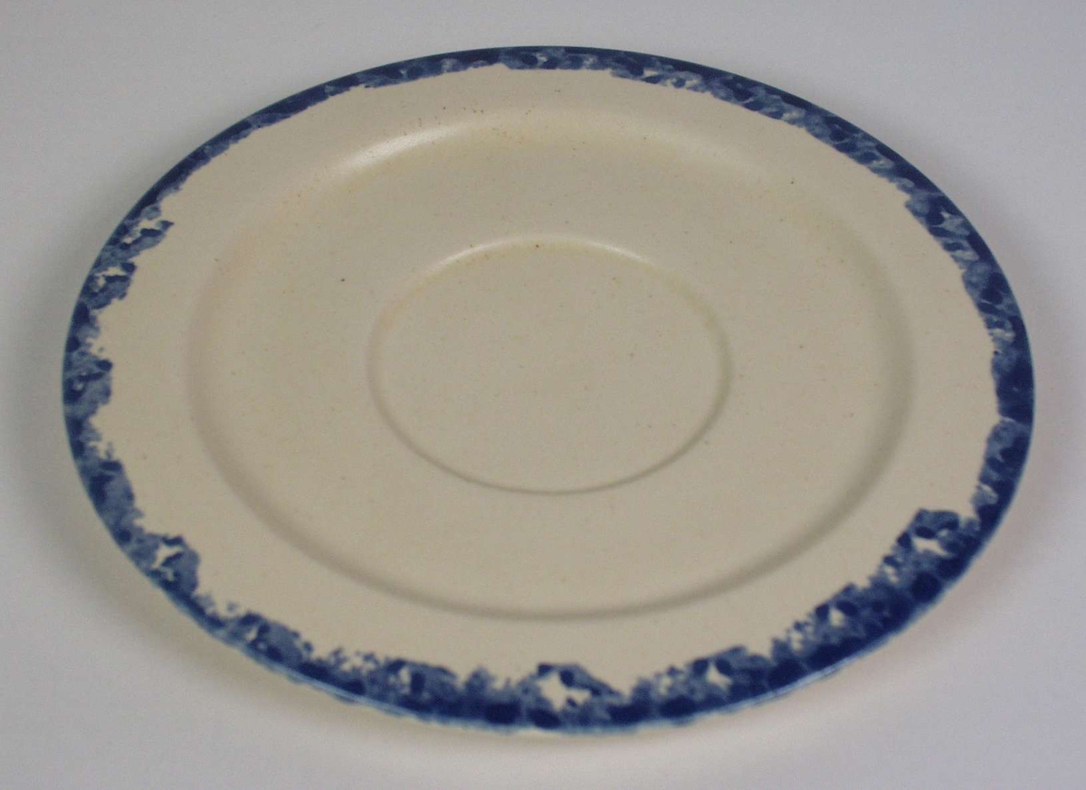 Flat lysegul skål i steingods med blå bord rundt kanten.