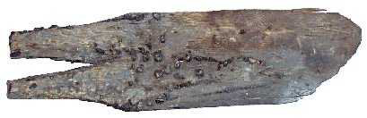 Spontekking var vanlig på mange typer hus i middelalderen. Nå er det først og fremst på stavkirkene vi finner spontak. 

Emnet til kirkespon er en rettvokst, kvistfri furukubbe på om lag en halv meter. Kubben kvartkløves i fire like deler gjennom margen på stokken. Hver fjerdedel kløyves deretter til spon på et par centimeters tykkelse. 

På Maihaugen er det en samling gamle takspon fra Ringebu stavkirke. Alle sponene er kløvd ut av stokken som forklart ovenfor. Baksiden er teljet til med øks, slik at sponen er tykkest i den nedre enden og smalner inn i overkant. Baksiden har dermed en teljet overflate, mens den siden som vender ut på taket har beholdt den kløyvde overflaten som er mer motstandsdyktig mot vann.  På en teljet eller saget overflate vil fibrene i treet være kuttet, og vann vil kunne trenge seg inn i treverket. En kløyvd overflate vil derimot følge fibrene i treet, og flaten blir vannavstøtende.  

Spontakene legges på et undertak av liggende bord. Sponene legges radvis. Hver rad forskyves med en halv sponbredde, slik at hver spon dekker mellomrommet mellom sponene under. Den søndre takflaten på Garmo stavkirke på Maihaugen ble tekket om i 1999. Da ble det benyttet spon med kløyvd overflate. Resultatet er et tak med lang levetid. Sponene har ulik bredde, noe som gir liv og variasjon i overflaten. 

Sponene fra Ringebu stavkirke varierer i størrelse. De er i underkant av 60 cm lange og mellom 8 og 17 cm brede. Øverst er de rundt 1 cm tykke, mens de er 2-3 cm tykke nederst. I nederkant er sponene spisset til. De bredeste, som er 17-19 cm brede, er teljet til to spisser. Lengden på spissen tilsvarer omlegget på spontekkinga. Omlegget varierer fra 17-27 cm. I gjennomsnitt har avstanden mellom radene har vært 2/5 av lengden på sponene. 

Det er uvisst hvor gamle sponene fra Ringebu stavkirke er, og når de ble skiftet ut. De bærer tydelig preg av mange års slitasje fra sol og regn. Store klumper med tjære viser at taket har vært tjærebredd regelmessig, noe som er svært effektivt mot råte. Når man kombinerer tjærebreing med høy materkvalitet, kan sponene ha ligget på taket i flere hundre år før de ble skiftet ut. 
