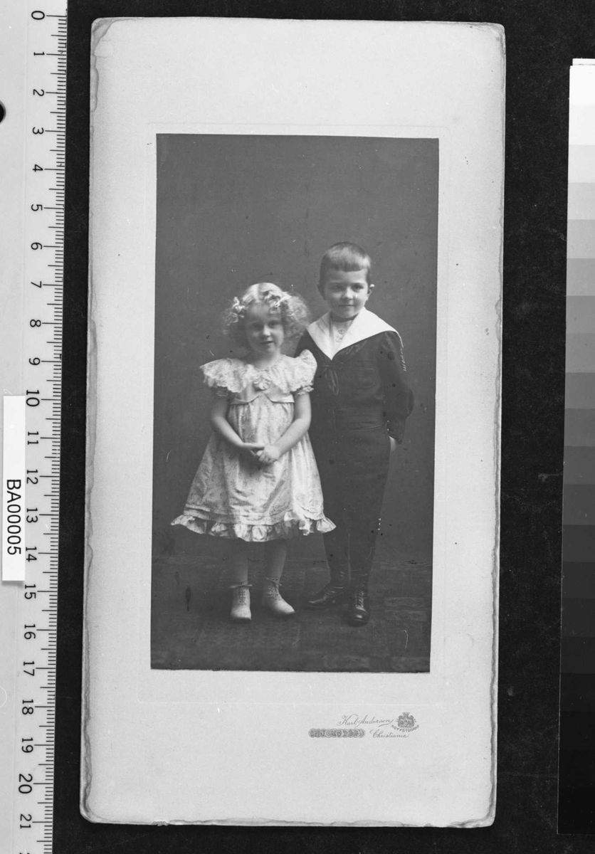 Barneportrett; fotografiet viser en gutt og en pike i stastøyet.