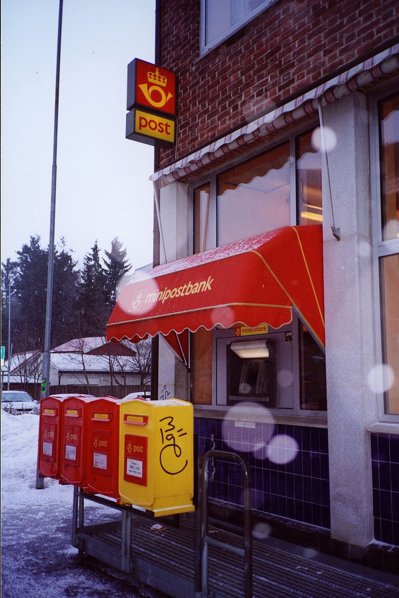 eksteriør, postkontor, 2000 Lillestrøm, fire postkasser, minibank, minipostbank, postskilt, postlogo