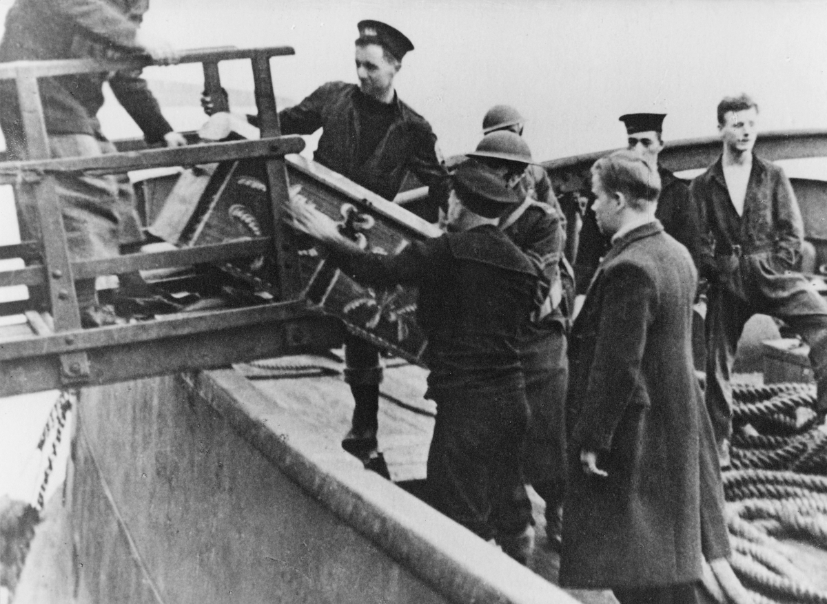 krigen, 2. verdenskrig, Måløyraidet 27. desember 1941, personer, landgang, soldater tar imot en kiste