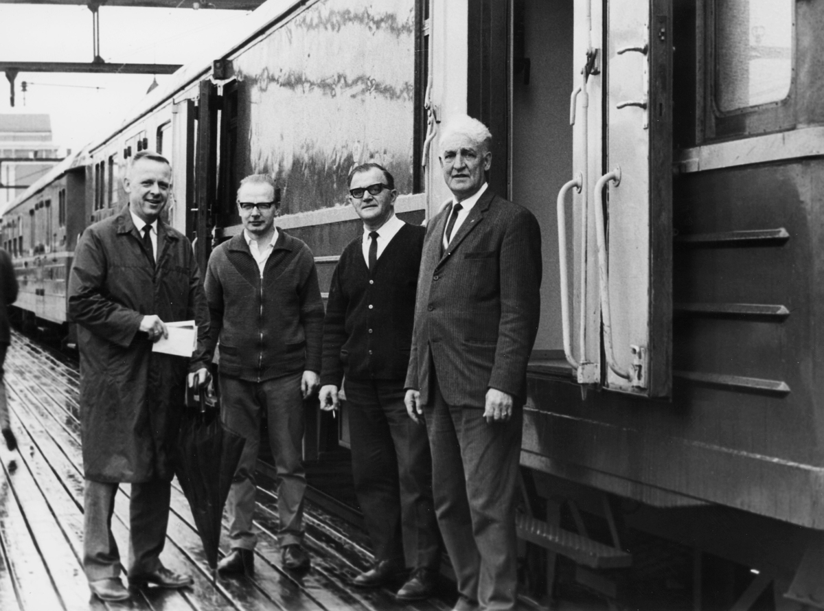 transport, tog, eksteriør, Oslo-Kornsjø, fire menn