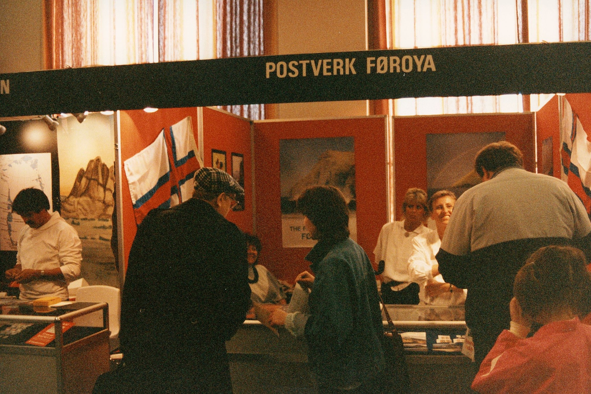 frimerkets dag, Oslo Rådhus, stand for Postverk Føroya, ekspeditører, kunder