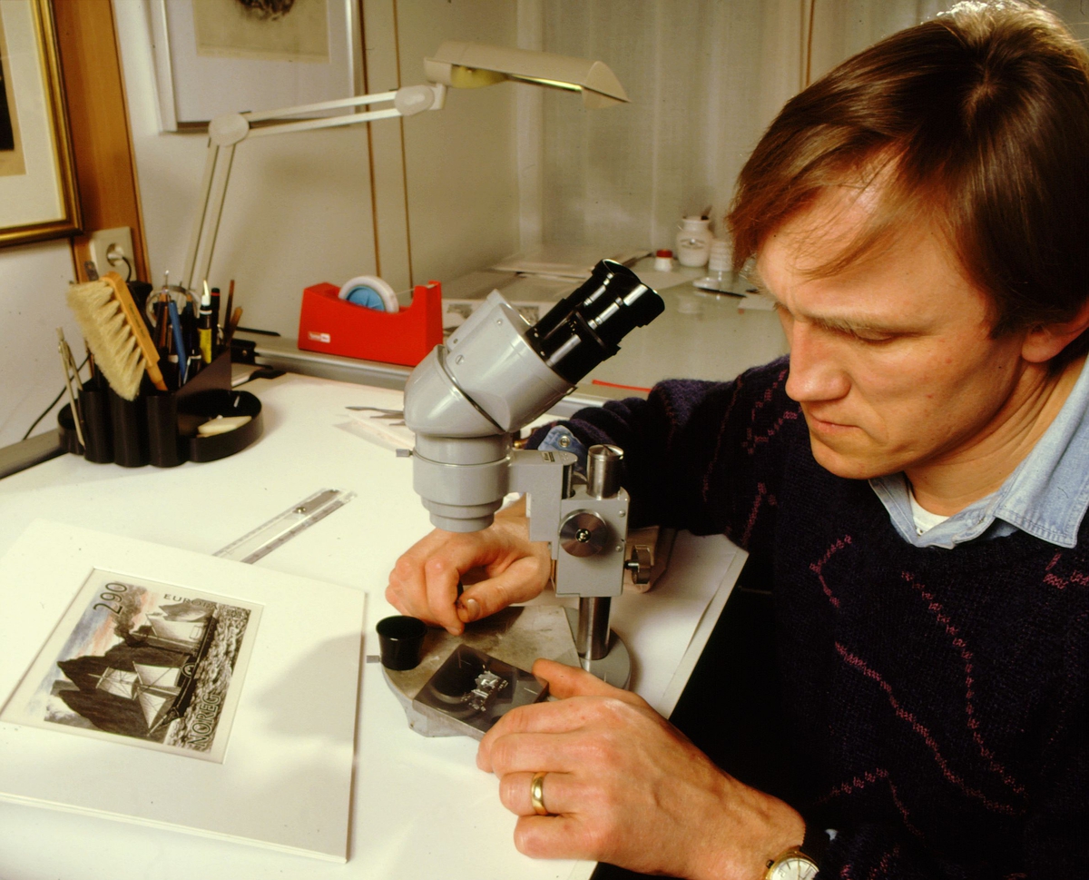 frimerkegravering, flatmolett, Sverre Morken sitter ved arbeidsbordet og graverer NK 1043, 1. juli 1988 Europa XX, Prinds Gustav