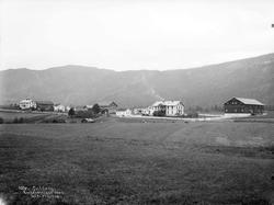 Gulsvikgården fra syd. 10.10.1906. Bolighus, driftsbygninger