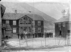 05.03.1907. Nord-Fron, Kvam. Gården Vik. Gårdsbygninger, per
