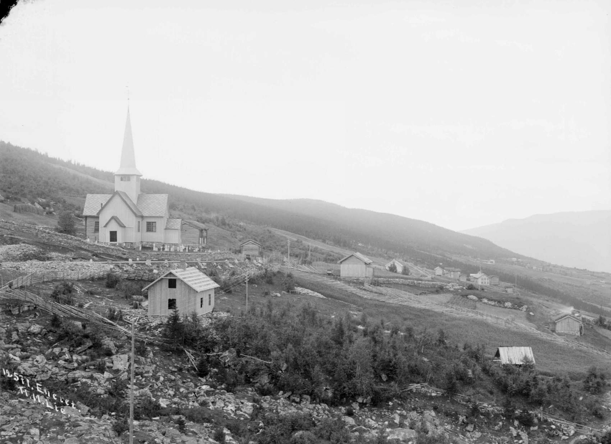 Kort: 30.08.1909. Ringebu. Vennebygden (Venabygd) kirke. Bebyggelse, skigard, hus under oppføring. Kirkevangen i forgrunnen.