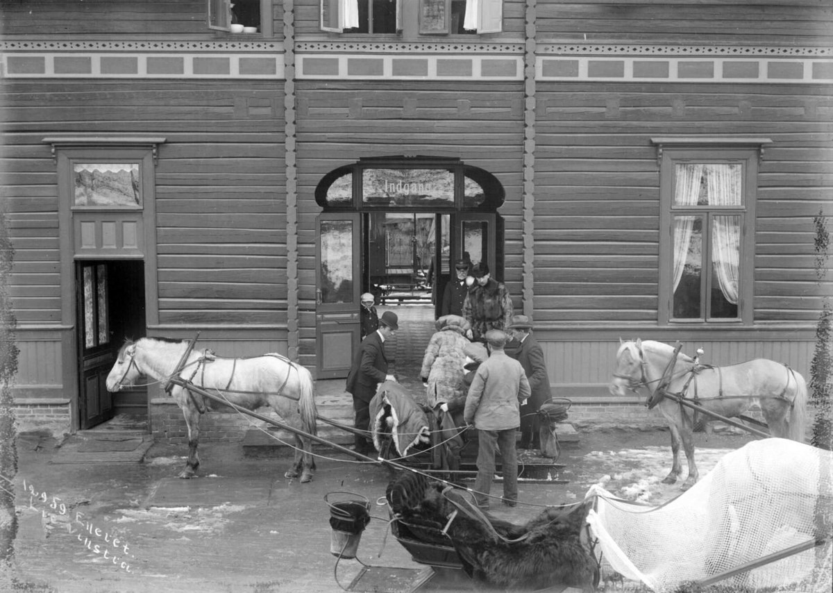02.04.1910. Nord-Fron, Vinstra. Kongens ankomst fra Fefor. Kongelige ut av hesteslede, tre hester med slede, Vinstra hotel inngang.