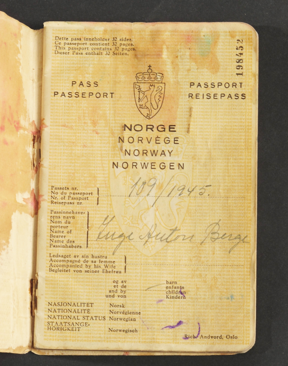 Reisepass, for Inge Berge  1945. Rødt omslag.  15,5 x 10,2.  Norsk reisepass, utstedt i Arendal 1945..