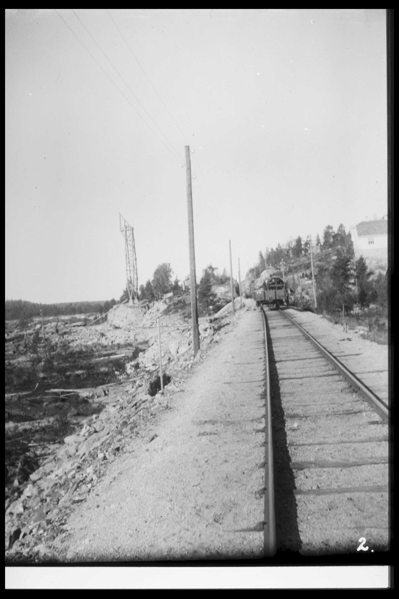 Arendal Fossekompani i begynnelsen av 1900-tallet
CD merket 0468, Bilde: 32
Sted: Flaten
Beskrivelse: Langs jernbanen. Godsvogn og anleggsområdet i bakgrunnen