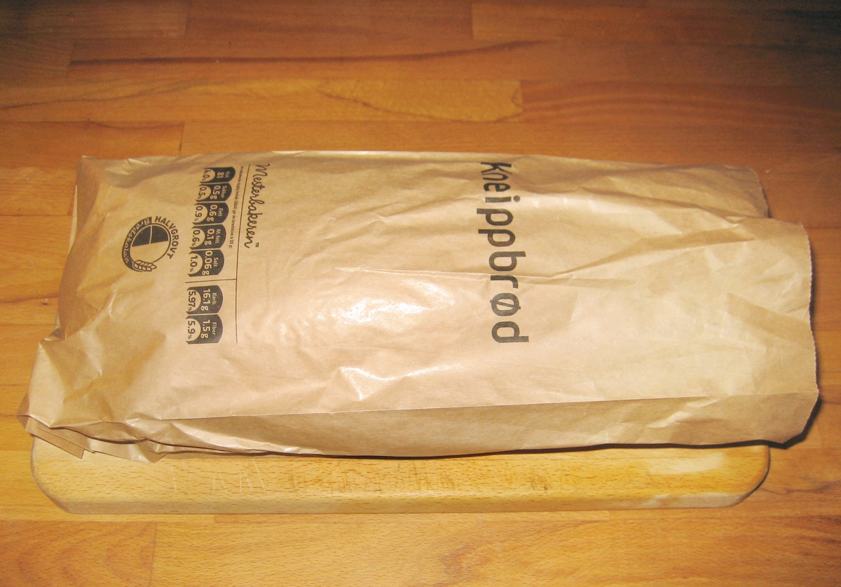 Brødposens utseende er meget enkel uten noe motiv. Brødets navn Kneippbrød står på forsiden.