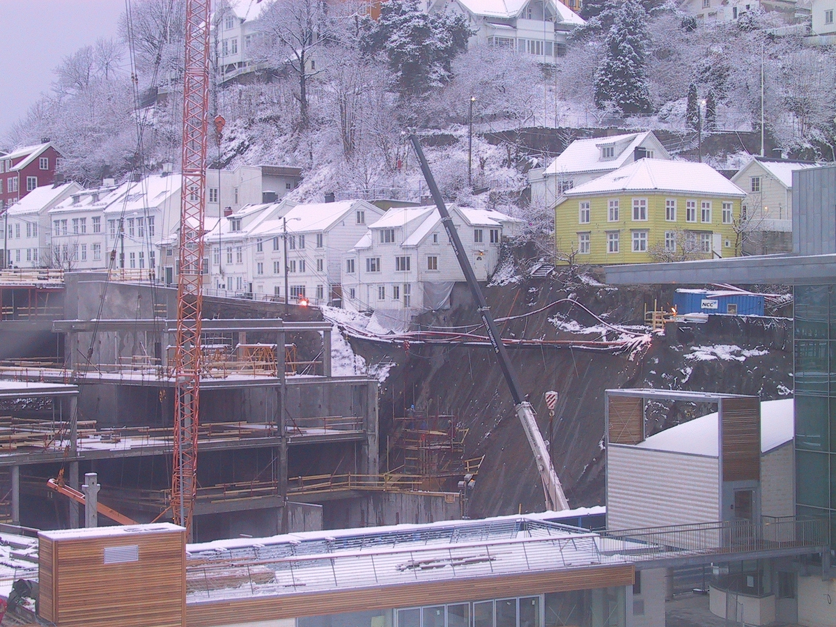 Arenasenteret under bygging. Bebyggelsen i Strømsbuveien er fremdeles synlig. utsikt fra Ant Lepsons atelier. Glatt fjell der veien raste ut.