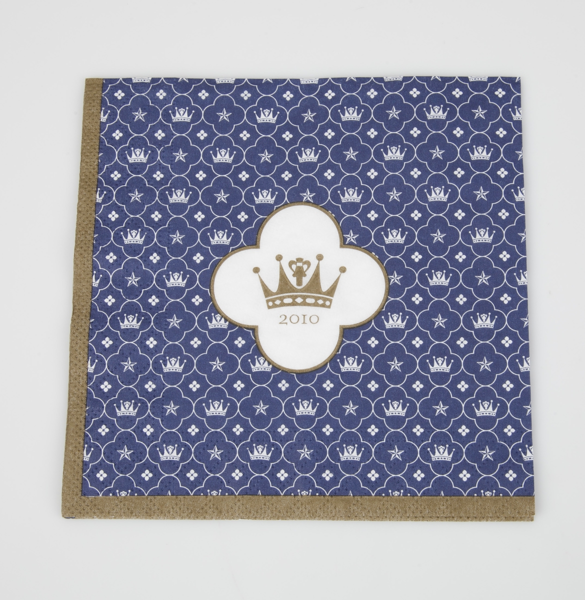 A og B er identiske: Motivet hentet fra Drotningholm slott. Stjerne, firbladet blomst og krone tegnet i hvitt mot en blå bunn. Midt på den kvarte delen er en firbladet hvit blomst med gullkanter og en krone i gull i midten.