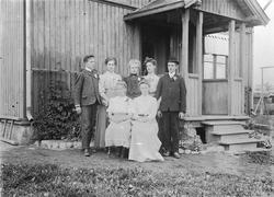 7 stk. som poserer for fotografen i finstasen.