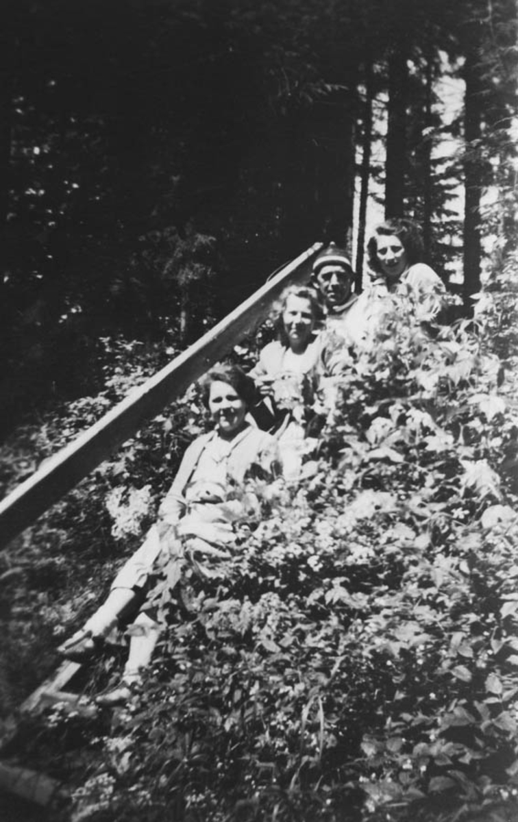 Fru Magnussen, Ruth Haugland, Tor Underland og fru Øyerås. På trappa, ved den gamle nitreringen på Sprængstoffabrikken.