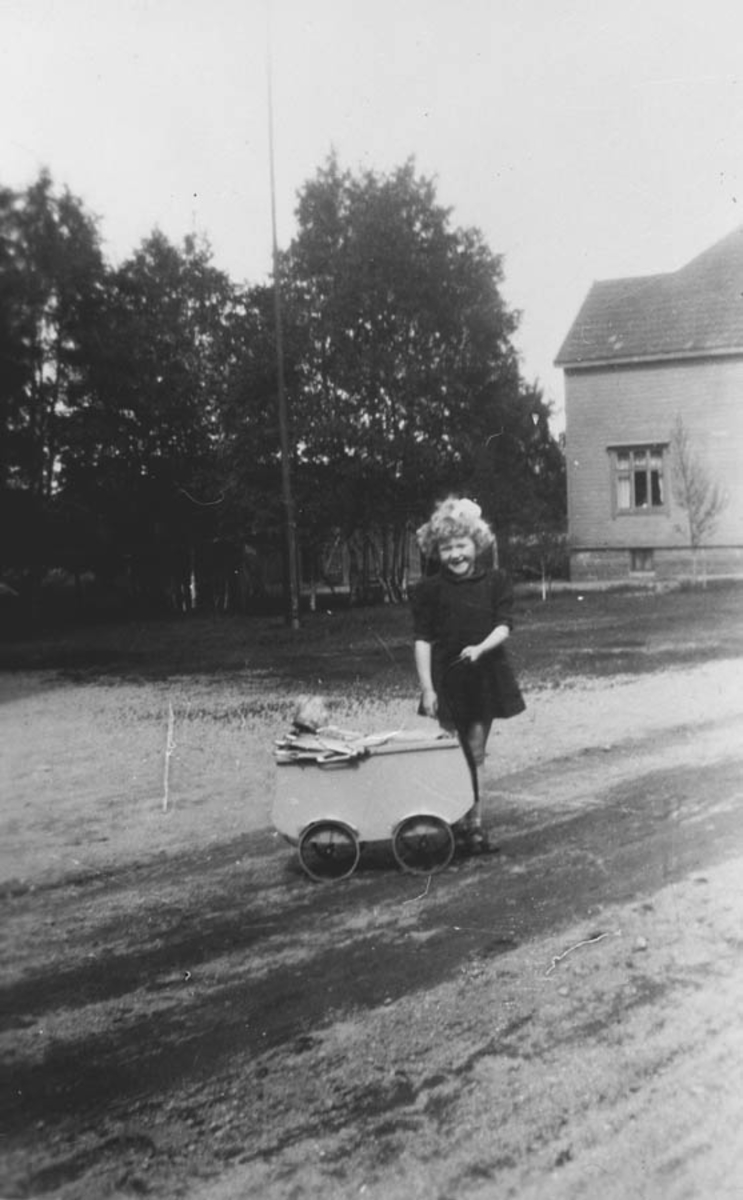 Laila Hansen (Fjell). På tur med dukkevogn.