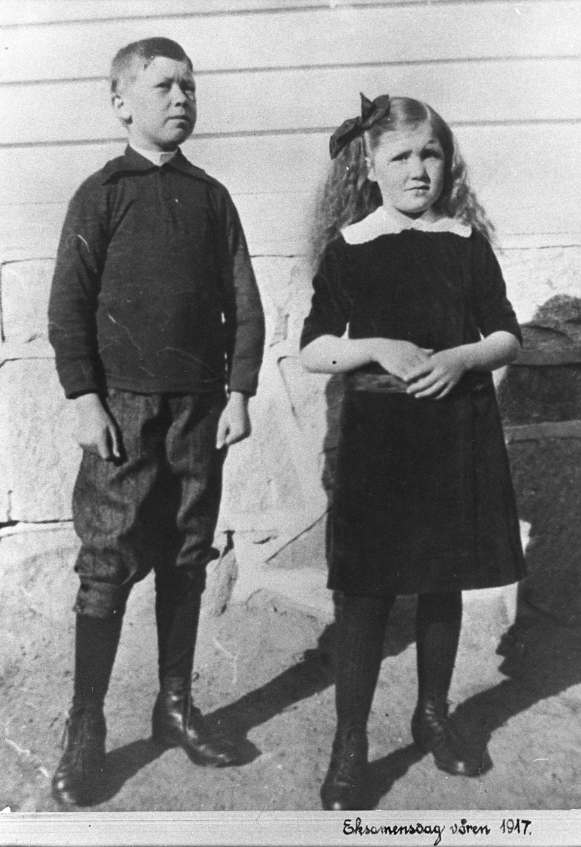 To søsken på eksamensdagen våren 1917.