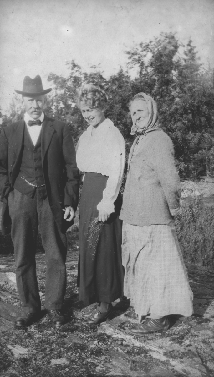 Ruth (Arnesen) Madsen og tante Laura og en mann på Høyås husmannsplass 
