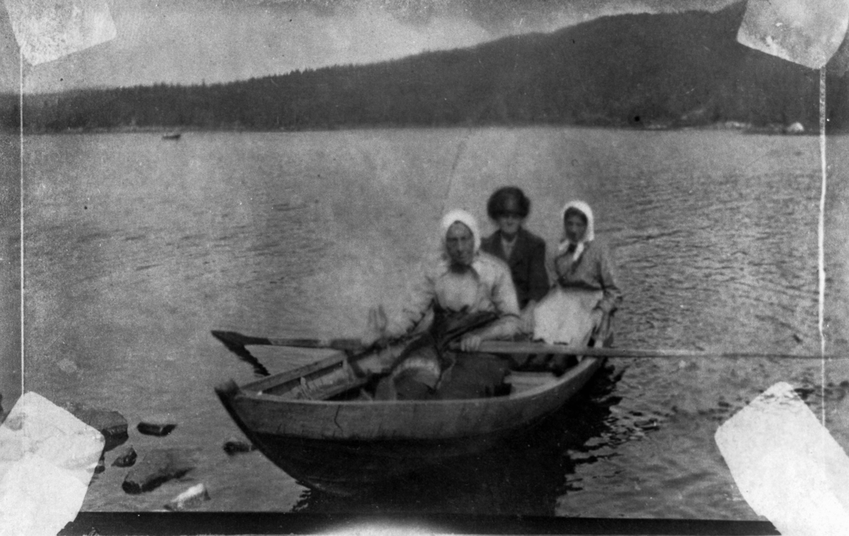 To kvinner og en mann i robåt ved land på Gressnebben
Skal til Lillestrøm med melk