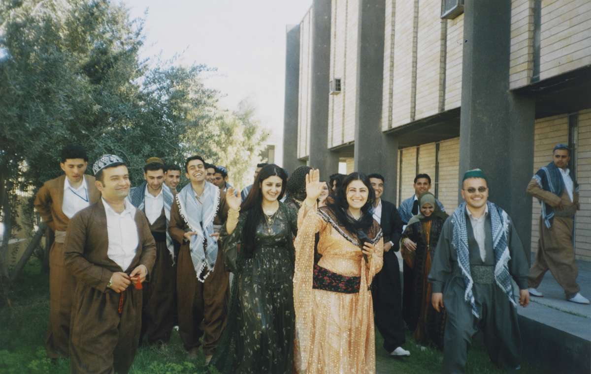 Newroz (kurdisk nyttårsaften) 2004. Eier vinker i orange kjole i forgrunnen 