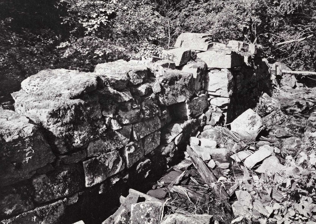 Rester av grunnmuren til vannrenna og mølla i Mølleråsen.